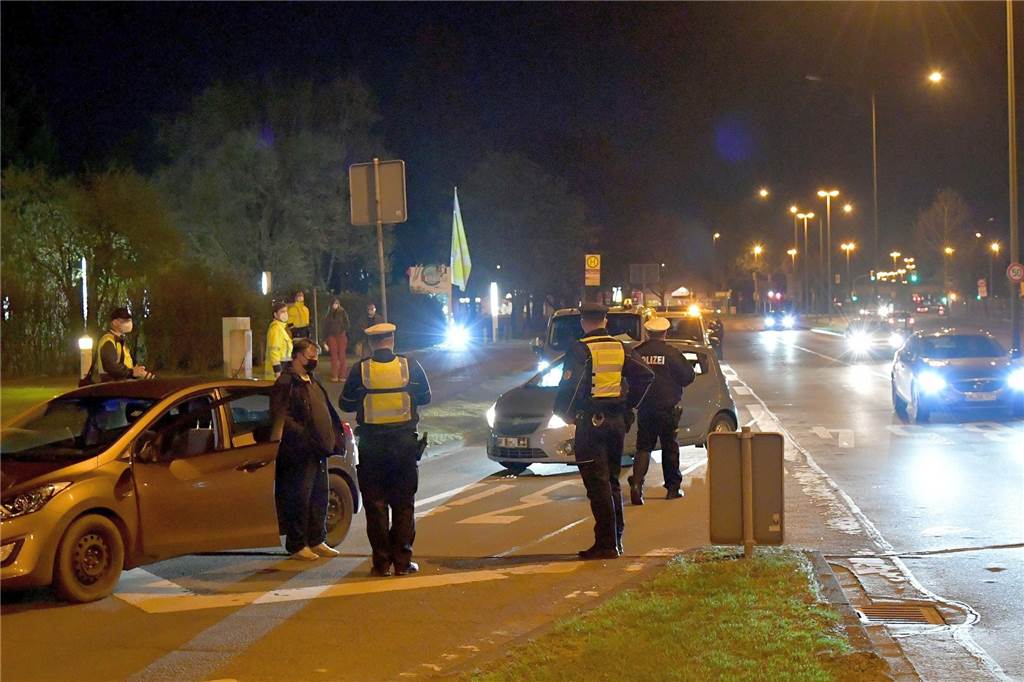 Lockdown: Ausgangssperre während Corona jährt sich zum dritten Mal Polizei und Ordnungsamt kontrollierten gemeinsam Autofahrer während der Ausgangsbeschränkungen.