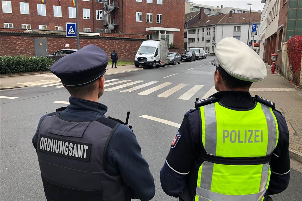 Polizeipräsident Gregor Lange: Kontrolldruck in der City wirkt Polizei und Ordnungsamt zeigen mit gemeinsamen Streifen nicht nur um den Drogenkonsumraum am Grafenhof verstärkt Präsenz.