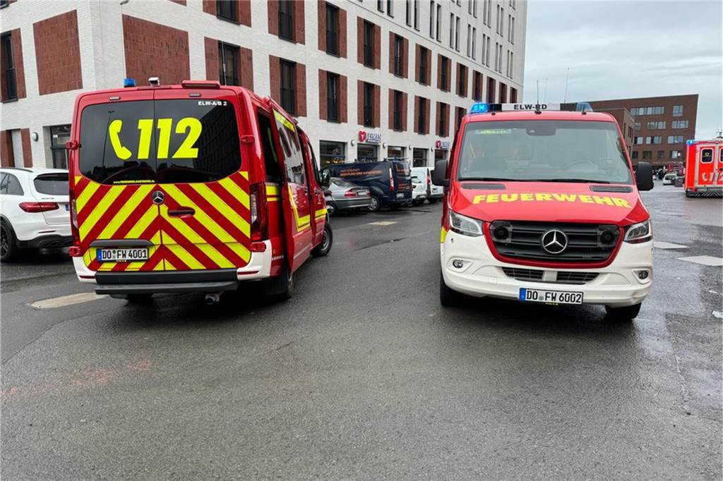 Polizei und Rettungsdienst waren mit vielen Einsatzkräften vor Ort.