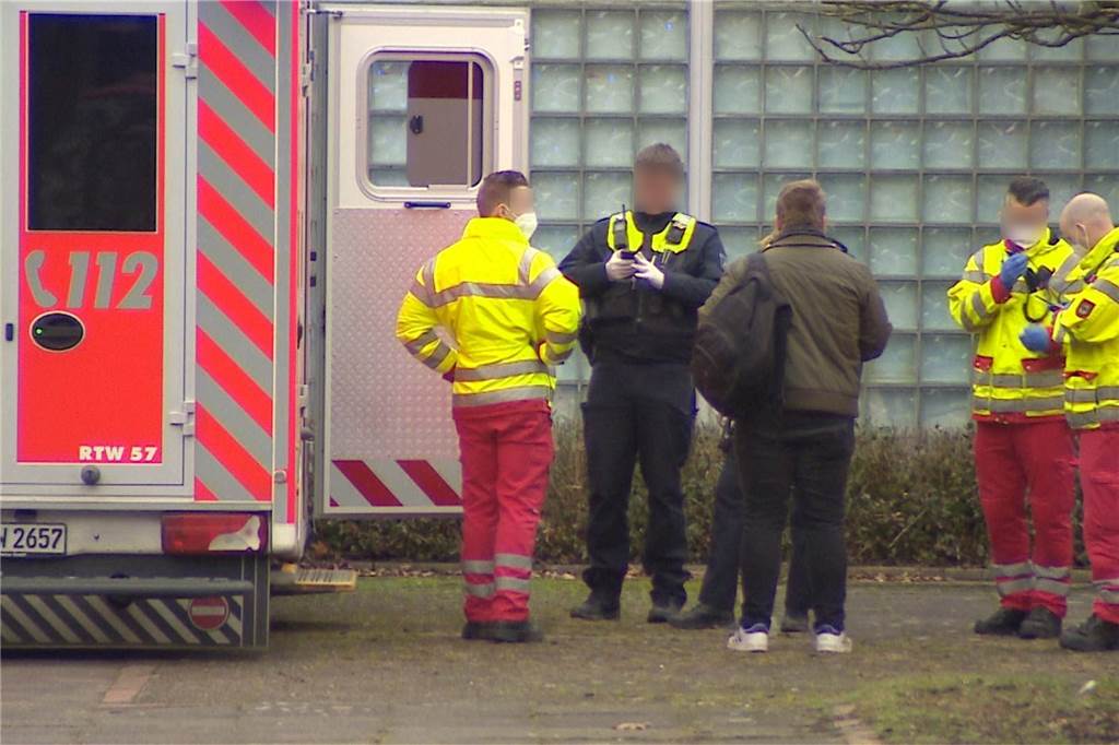 Polizei und Rettungskräfte waren am Mittwochvormittag (1.2.) mit zahlreichen Kräften am Paul-Ehrlich-Berufskolleg im Einsatz.