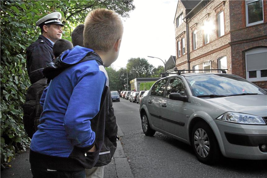 Kind auf Wickeder Hellweg angefahren Polizei und Schüler sind gemeinsam am Straßenrand, um den Schulweg zu sichern. Nicht alle Kinder halten sich an die Verkehrsregeln.