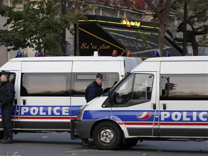 Frankreich steht unter Schock Polizei vor dem Bataclan-Theater in Paris: Hier starben die meisten der Terroropfer. Foto: Julien Warnand