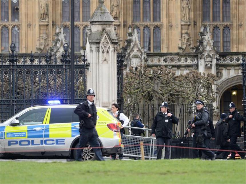 IS bekennt sich zu Londoner Anschlag Polizei vor dem Londoner Parlament.