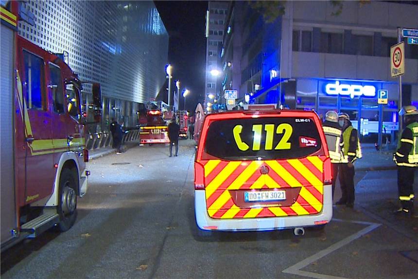Polizei räumt Shisha-Bar in der Innenstadt – Lokal muss geschlossen bleiben Polizei, Zoll, Feuerwehr und Rettungsdienst waren am Mittwochabend an einer Shisha-Bar in der Dortmunder Innenstadt im Einsatz. Das Lokal musste geräumt werden.