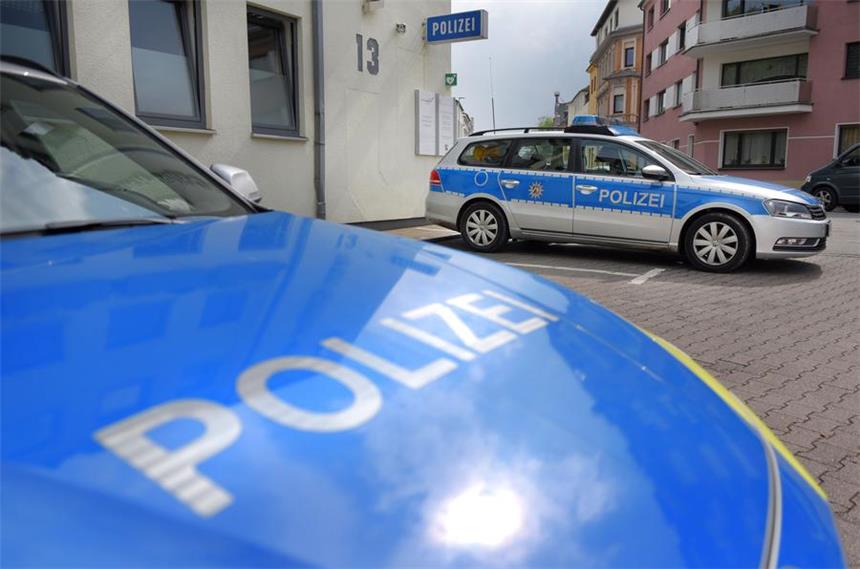 Polizeiautos vor der Schwerter Wache an der Hagener Straße.