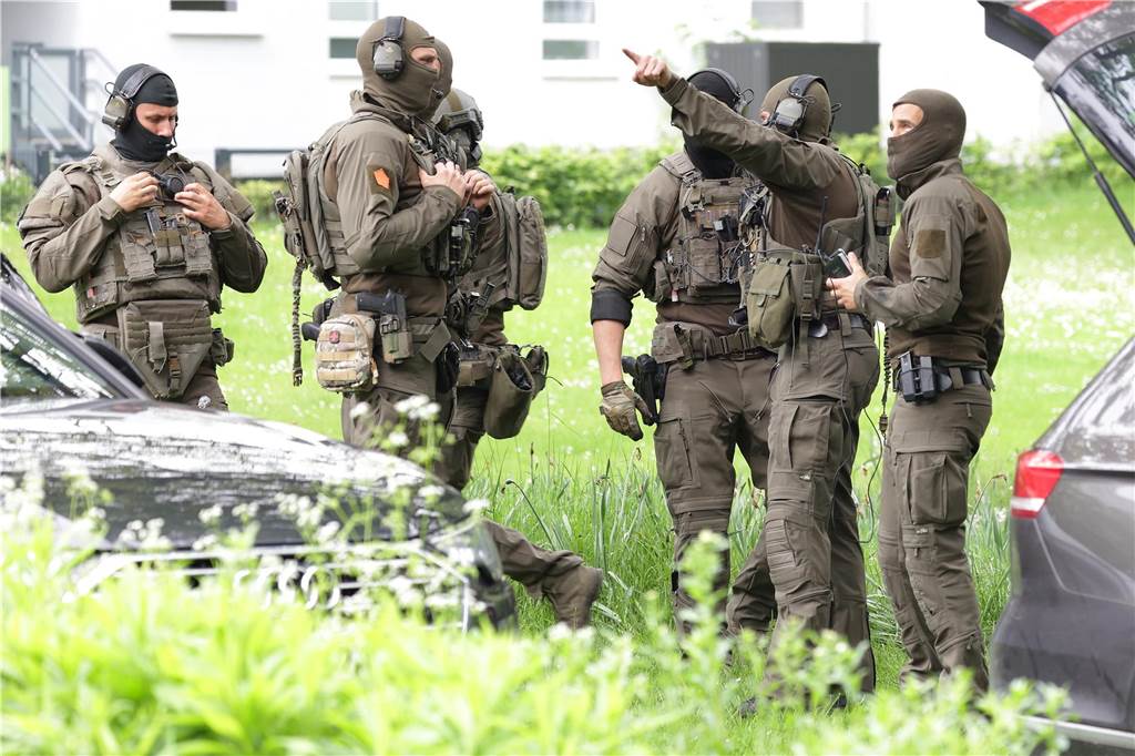 Polizeibeamte in Spezialausrüstung stehen vor einem Hochhaus. Bei einer Explosion in einem Hochhaus in Ratingen am Donnerstagvormittag wurden mehrere Menschen verletzt - darunter auch Polizisten und Einsatzkräfte der Feuerwehr. Das erfuhr die Deutsche Presse-Agentur aus Polizeikreisen.