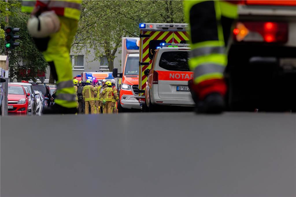 Polizeibeamte mit Gasmasken und Feuerwehrleute stehen vor einem Hochhaus. Bei einer Explosion in einem Hochhaus in Ratingen am Donnerstagvormittag wurden mehrere Menschen verletzt - darunter auch Polizisten und Einsatzkräfte der Feuerwehr. Das erfuhr die Deutsche Presse-Agentur aus Polizeikreisen.
