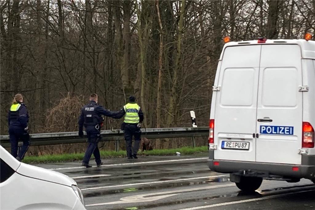 Polizei-Großeinsatz mit Hubschrauber: Hinweise auf Bluttat – Täter flüchtig – Videos und Fotos Polizeibeamte mit Mantrailer-Hund sind südlich der Autobahn 2 auf der Münsterstraße in Gelsenkirchen unterwegs. Der Hund hatte am Tatort in Herten-Backum eine Spur aufgenommen und lief danach quer durch Herten-Mitte und -Süd bis zu A2 und weiter.