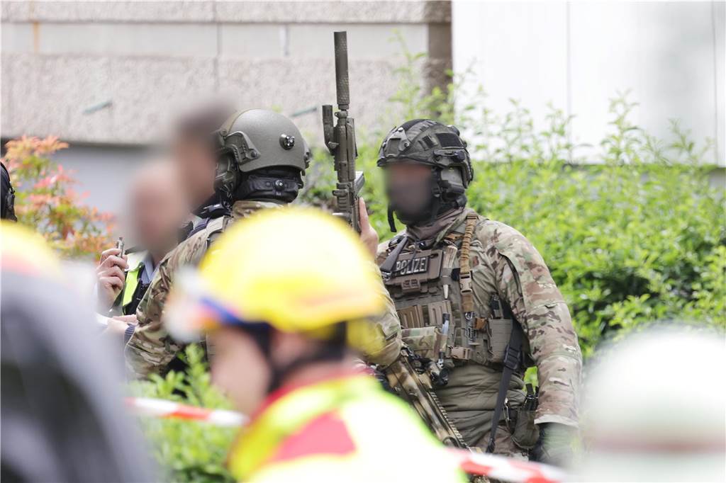 Polizeibeamte mit Spezialausrüstung stehen vor einem Hochhaus. Bei einer Explosion in einem Hochhaus in Ratingen am Donnerstagvormittag wurden mehrere Menschen verletzt - darunter auch Polizisten und Einsatzkräfte der Feuerwehr. Das erfuhr die Deutsche Presse-Agentur aus Polizeikreisen.