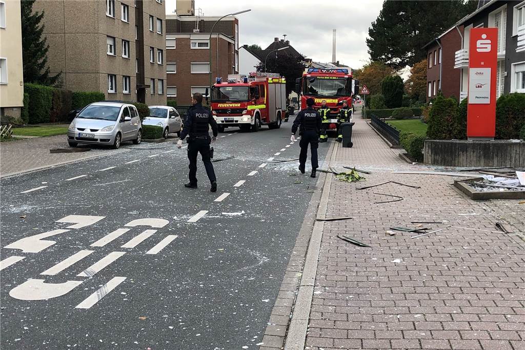 Geldautomat in Rünthe gesprengt – keine Beute, aber riesiger Schaden Polizeibeamte räumen die Trümmer von der Rünther Straße.