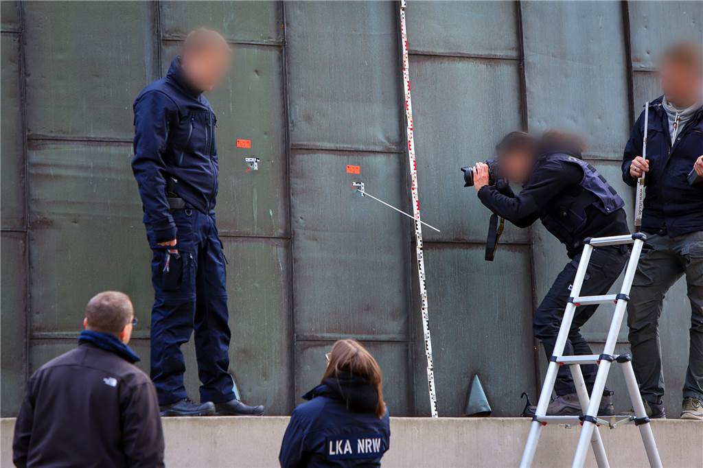 Rabbinerhaus an Alter Synagoge in Essen beschossen: Inneminister Reul vor Ort Polizeibeamte sichern Spuren an der Synagoge in Essen.