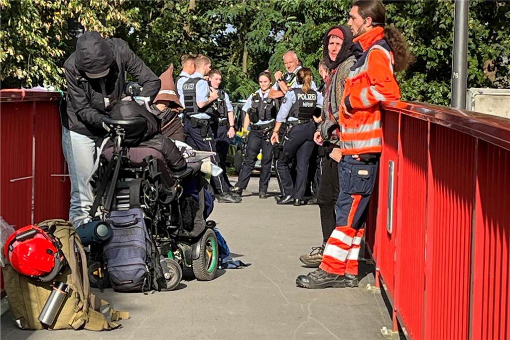Aktivisten blockieren Schleuse in Flaesheim: Schiffsverkehr lahmgelegt Polizei und Aktivisten auf der Schleusen-Brücke.