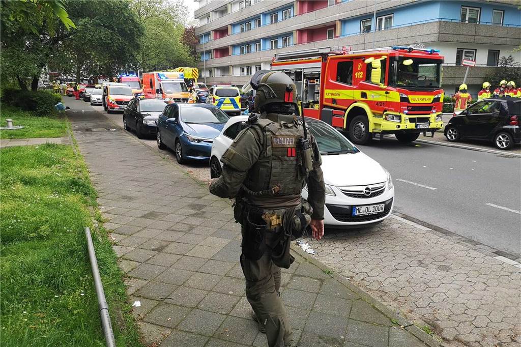 Polizeibeamte und Feuerwehr vor einem Hochhaus. Bei einer Explosion am Donnerstagvormittag wurden mehrere Menschen verletzt - darunter auch Polizisten. (zu dpa: «Mehrere Verletzte bei Explosion - Auch Polizisten verletzt»)