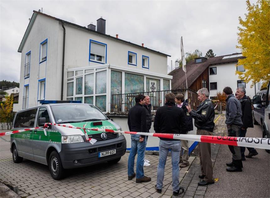 "Reichsbürger": Harmlose Spinner oder echte Gefahr? Polizeibeamte vor dem Grundstück eines sogenannten "Reichsbürgers": Bei einer Razzia hatte ein 49-jähriger Angehöriger der Reichsbürger-Bewegung am Mittwochmorgen vier Polizisten durch Schüsse zum Teil schwer verletzt. Er hatte laut Bayerns Innenminister Hermann 30 Waffen.