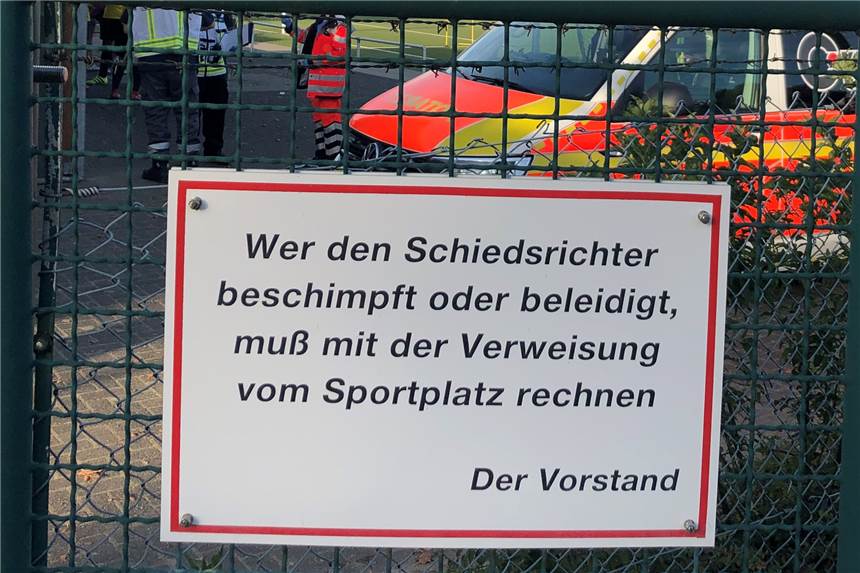 Massenschlägerei nach Fußballspiel in Vinnum: Die Chronologie des Ereignisses Polizeieinsatz am Vinnumer Sportplatz: Mehrere Rettungs- und Notarztwagen stehen in der Zufahrt zum Sportplatz, nachdem es eine Massenschlägerei am Rande eines Fußballspiels gegeben hatte.