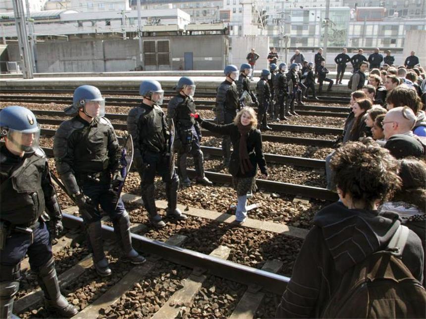 Macron bringt heikle Arbeitsmarktreform auf den Weg Polizeieinsatz bei einer Demonstration gegen eine Verschärfung des französischen Arbeitsrechts. Foto: Dolega