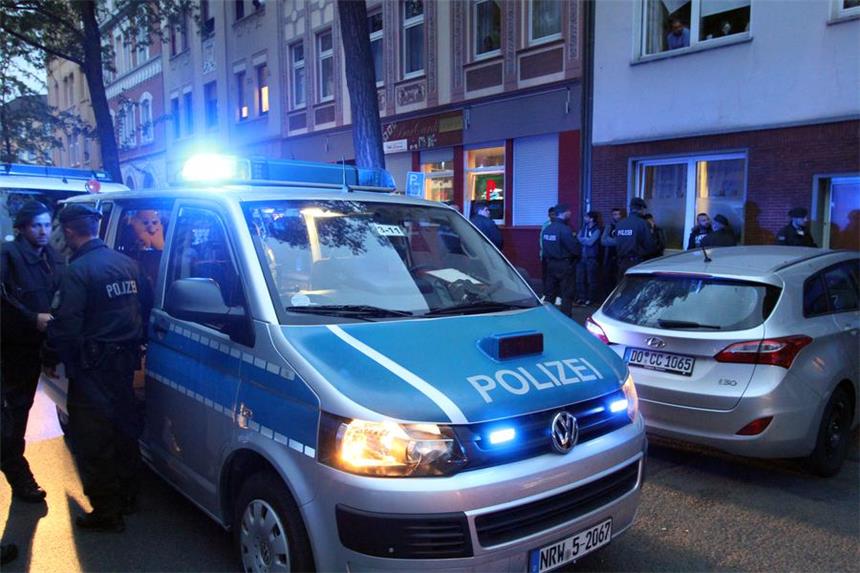Angriff auf Polizisten wird Thema im Landtag Polizeieinsatz in der Nordstadt nach einer Massenschlägerei im Mai 2015.