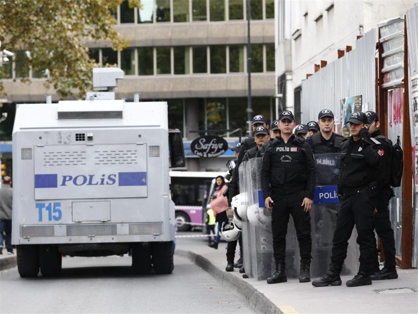 Merkel: Vorgehen gegen türkische Journalisten "alarmierend" Polizeieinsatz in der Zentrale der türkischen Oppositionszeitung "Cumhuriyet" in Istanbul. Foto: Sedat Suna