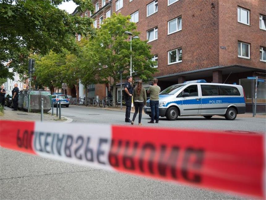 Marzipan-Erpresser zu mehrjähriger Haftstrafe verurteilt Polizeieinsatz in Kiel: Der Erpresser war am 19. September 2016 von einem Spezialkommando festgenommen worden. Foto: Christian Charisius