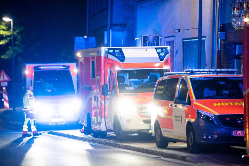 Polizeieinsatz mit traurigem Ausgang: Im Mai fanden Polizei und Rettungskräfte in einer Wohnung an der Feldstraße die Leichen einer 37-jährigen Frau und ihrer beiden Töchter.