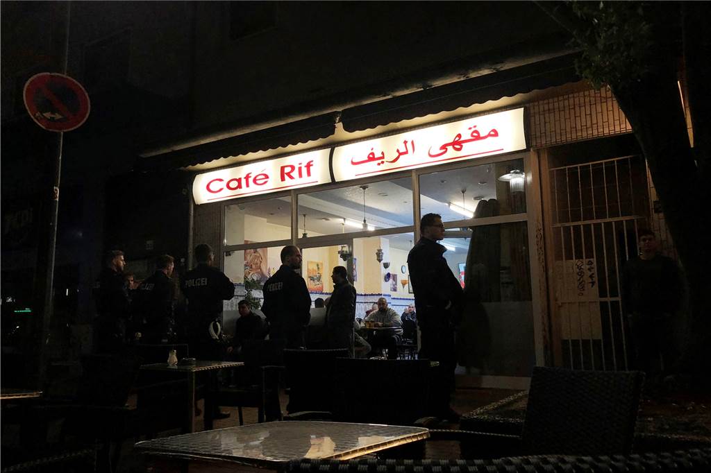 Innenminister: „Wir verlangen gerade viel von der Polizei“ Polizeieinsatz vor und in einem Café an der Münsterstraße.
