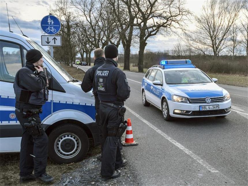 Polizeifahrzeuge sperren die B87 zwischen Oegeln und Beeskow (Brandenburg) ab. Hier wurden zwei Polizisten überfahren und getötet. Foto: Patrick Pleul