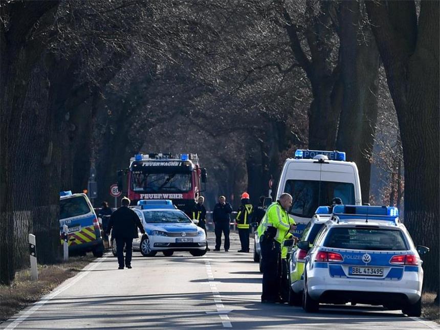 Polizeifahrzeuge sperren die B87 zwischen Oegeln und Beeskow ab. Hier wurden die zwei Polizisten überfahren und getötet. Foto: Patrick Pleul