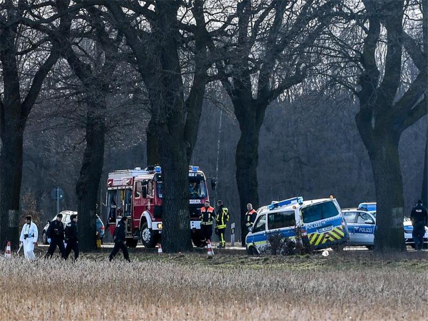 Polizeifahrzeuge sperren die B87 zwischen Oegeln und Beeskow ab. Hier wurden die zwei Polizisten überfahren. Foto: Patrick Pleul