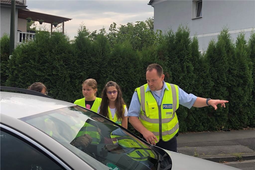 Polizei-Aktion in Lünen: Gegen Elterntaxis und für „Kiss and go“-Bereiche Polizeihauptkommissar Andreas Schlüter hat den Eltern zusammen mit Kindern der Klassen 4a und 4b erklärt, wie sie zu verhalten haben.