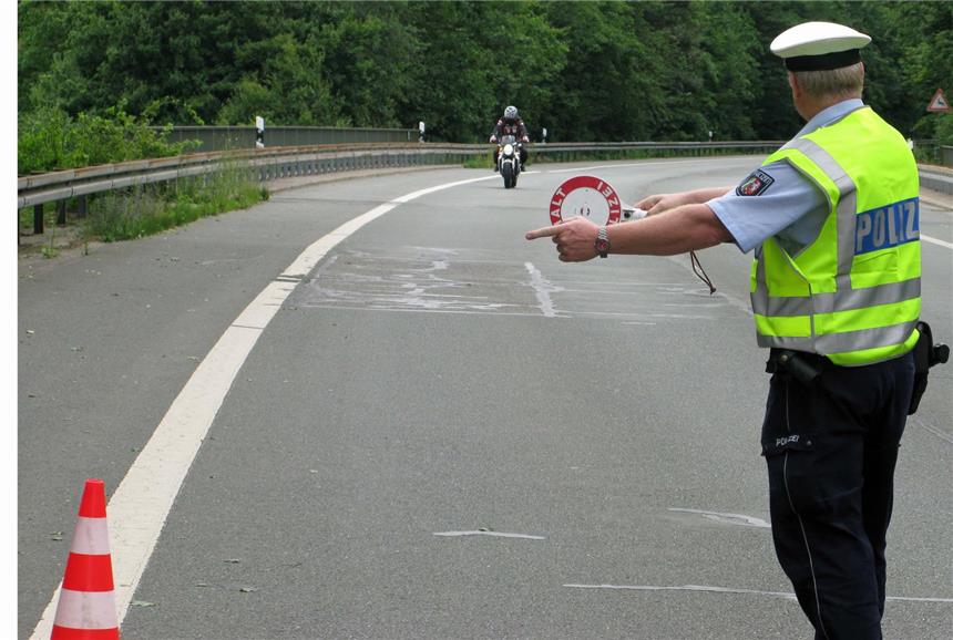 Polizei stoppte rasende Motorradfahrer in Haltern Polizeihauptkommissar Michael Kleinsorge, Leiter des Verkehrsdienstes 1 in Recklinghausen, führte am Sonntag gemeinsam mit neun weiteren Kollegen Geschwindigkeitskontrollen bei Motorradfahrern in Haltern durch.