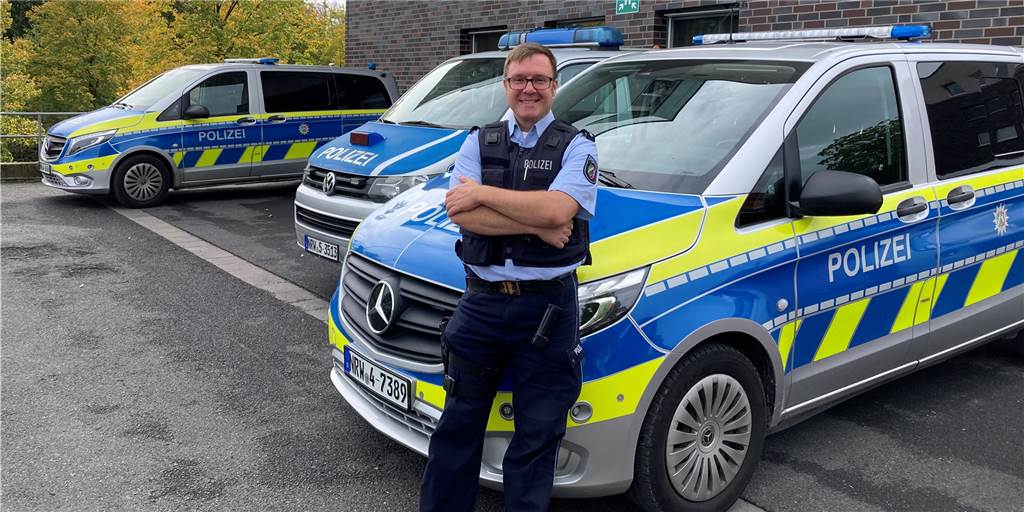 Hauptkommissar Philipp Guse: „Ältere Dame kramte Handgranate aus der Tasche“ Polizeihauptkommissar Philipp Guse vor den Einsatzfahrzeugen an der Dorstener Wache.