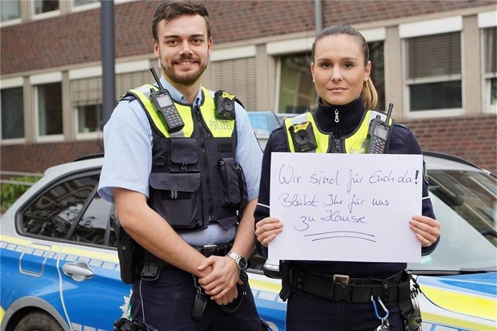 Polizei und Stadt Dortmund mit deutlichem Appell zu Ostern Polizeikommissare Rene Alter und Carina Peschel vom Wachbereich Dortmund-Mitte.