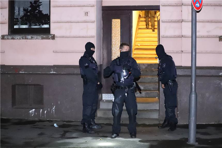 Falsche Impfpässe: Polizei durchsucht Wohnungen in NRW Polizeikräfte bei einer Wohnungsdurchsuchung. (dpa – Archiv)