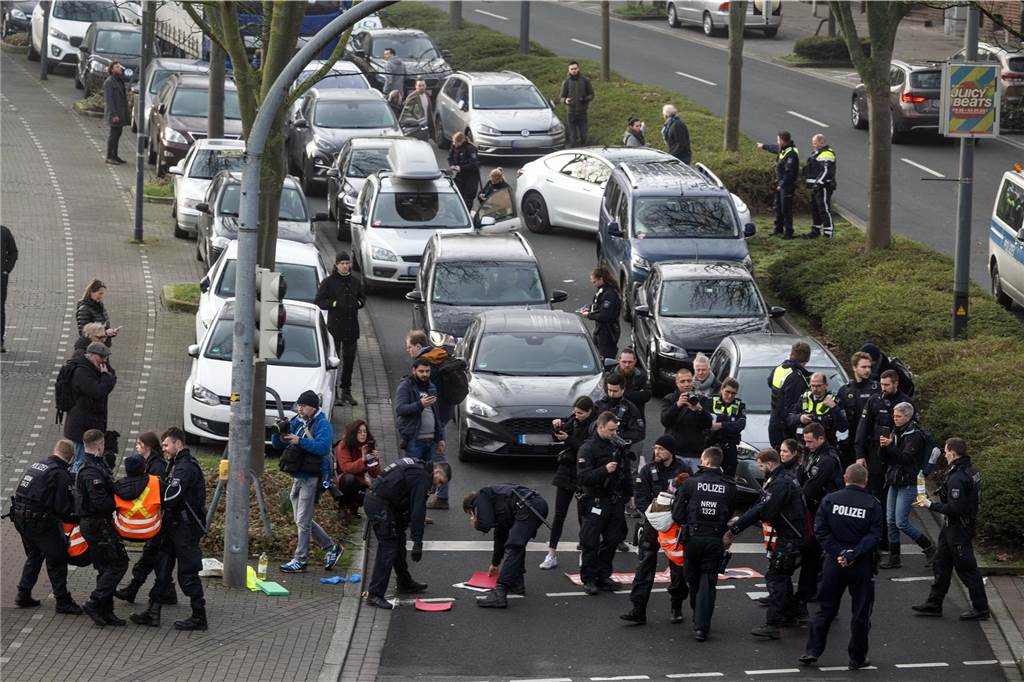Sitzblockade als Nötigung: Anwalt Stahm schätzt die Rechtslage ein Polizeikräfte haben Klimaaktivisten der Gruppe „Letzte Generation“ von der Ruhrallee getragen.