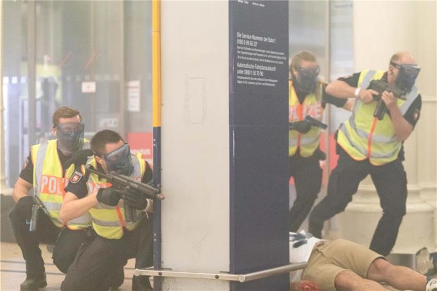Polizei übt Anti-Terror-Kampf in Hannover Polizeikräfte üben den Einsatz gegen Terroristen im Hauptbahnhof Hannover. Foto: Philipp von Ditfurth