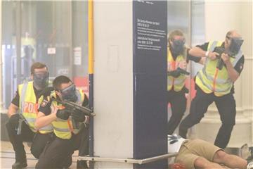 Polizeikräfte üben den Einsatz gegen Terroristen im Hauptbahnhof Hannover. Foto: Philipp von Ditfurth