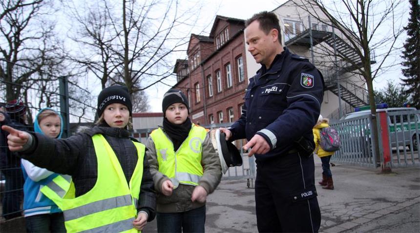 Wenn Dortmunder Eltern auf dem Schulweg ein Risiko sind Polizeioberkommissar Andreas Schlüter in einer Einsatzbesprechung mit Grundschülern. Sie sollten die Polizei dabei unterstützen, Eltern zu bremsen.