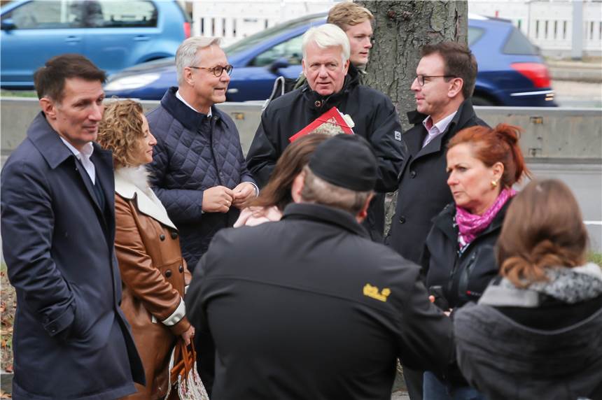 Stadt sichert Anwohnern verstärktes Engagement gegen Ostwallraser zu Polizeipräsident Gregor Lange (3.v.l.) und Oberbürgermeister Ullrich Sierau (Mitte)stellen sich den Ostwallanwohnern im Gespräch.