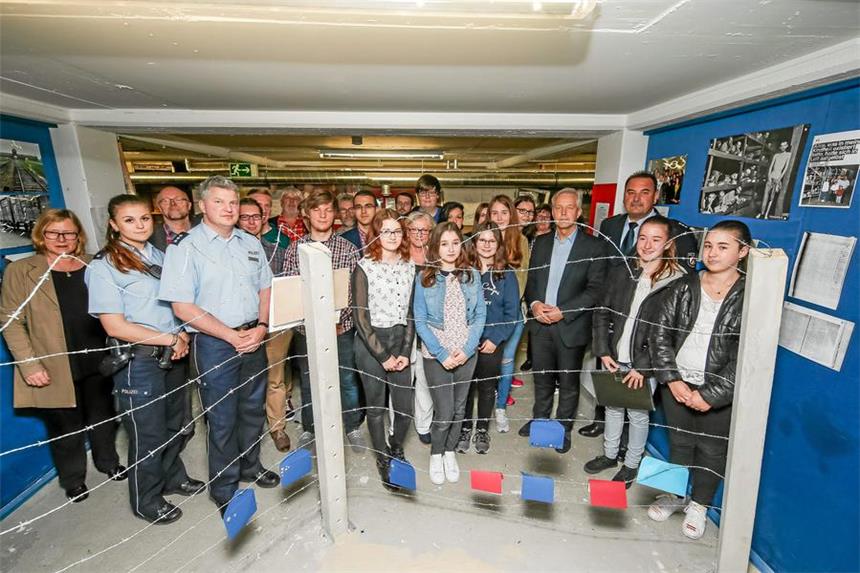 Schüler machen Schrecken des Rechtsextremismus erfahrbar Polizeipräsident Gregor Lange (4.v.r.) besuchte die Ausstellung der Droste-Hülshoff-Realschule.