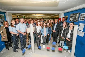 Polizeipräsident Gregor Lange (4.v.r.) besuchte die Ausstellung der Droste-Hülshoff-Realschule.