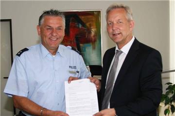 Polizeipräsident Gregor Lange (r.) bedankte sich in einem persönlichen Gespräch beim Lüner Polizeioberkommissar Jörg Möllmann. Der 50-Jährige hatte eine Frau aus einer brennenden Wohnung gerettet.