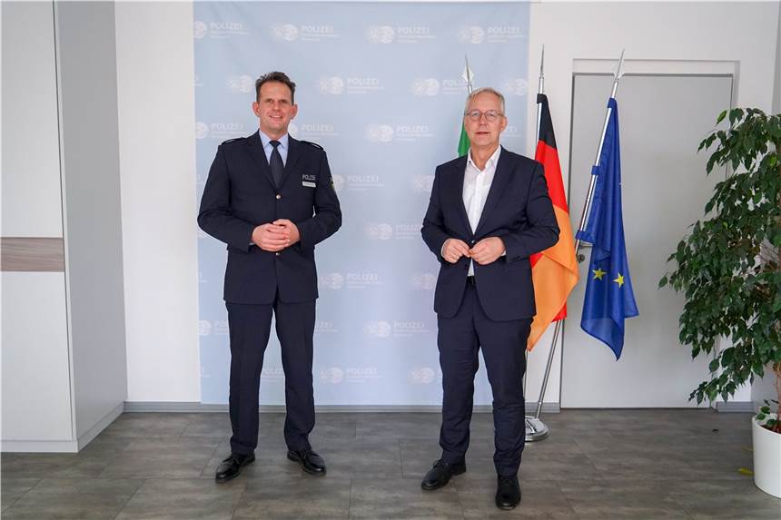Gebürtiger Dortmunder koordiniert die größten Polizei-Einsätze der Stadt Polizeipräsident Gregor Lange (r.) hat Achim Stankowitz als neuen Leiter der Direktion "Gefahrenabwehr/Einsatz" begrüßt.