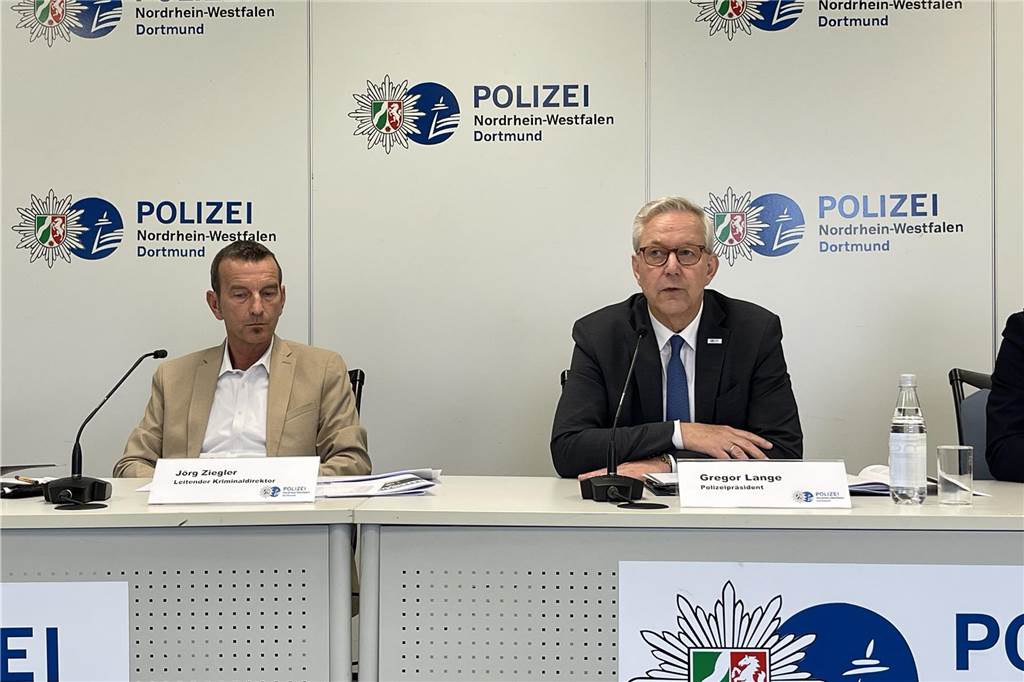 Wohnungseinbrüche und Taschendiebstähle: Diebstahl-Delikte in Lünen Polizeipräsident Gregor Lange (r.) und der Leitende Kriminaldirektor Jörg Ziegler bei Vorstellung der „Polizeiliche Kriminalstatistik für das Jahr 2024“.