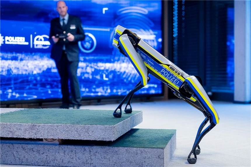 Roboter-Hunde für die Polizei: Reul eröffnet Forschungslabor Polizeirat Reese präsentiert einen Roboter-Hund von Boston Dynamics bei der Eröffnung des «Innovation Lab».
