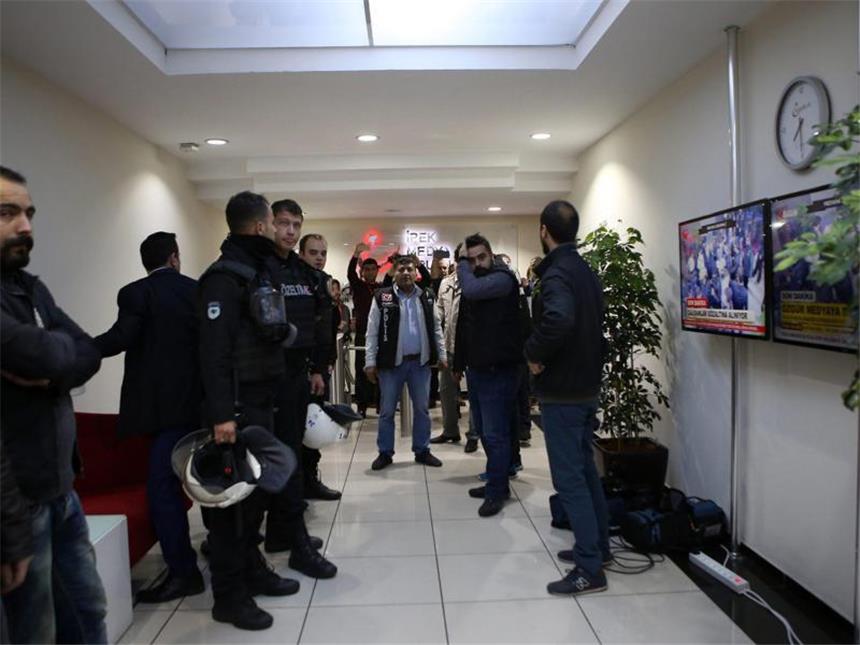 Empörung in Deutschland über U-Haft für Yücel Polizeirazzia im Gebäude des regierungskritischen Senders Kanalturk TV. Foto: Zaman Newspaper/Archiv