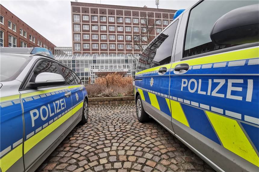 Rechtsextremismus bei der Polizei Dortmund: Polizei-Chef nennt Details Polizeiwagen vor dem Dortmunder Polizeipräsidium