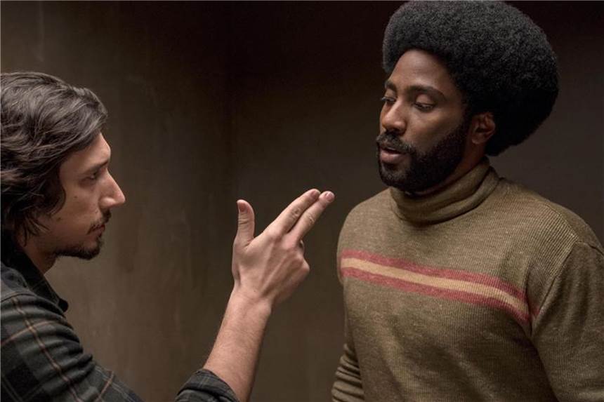 „BlacKkKlansman“: Spike Lees Satire über Rassismus in USA Polizist Ron Stallworth (John David Washington) bekommt Zugang zum Ku-Klux-Klan. Sein Kollege Flip Zimmermann (Adam Driver) hilft ihm, den Klan zu infiltrieren. Foto: David Lee/Universal Pictures International
