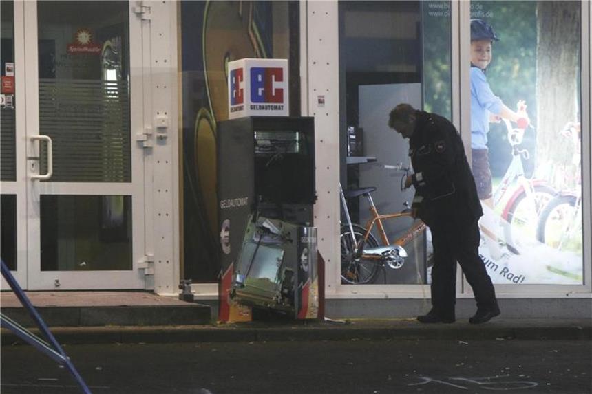 Geldautomaten-Sprengungen in NRW deutlich rückläufig Polizist untersucht einen gesprengten Geldautomaten. Foto: Nord-West-Media TV/Archiv