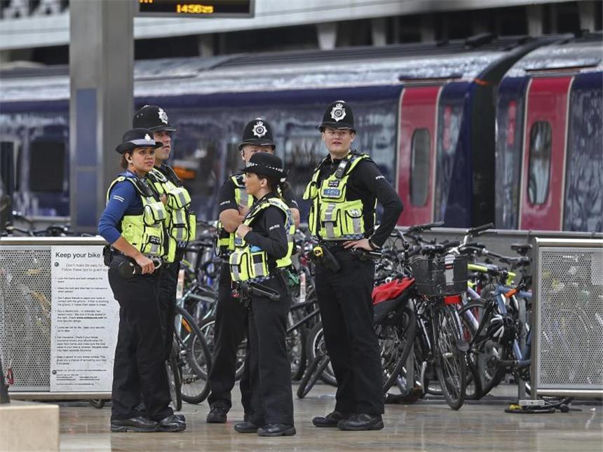Nach London-Anschlag: Festnahme und Wohnungsdurchsuchung Polizisten am Paddington-Bahnhof in London. Nach dem Anschlag gilt die höchste Terrorwarnstufe. Foto: Andrew Matthews