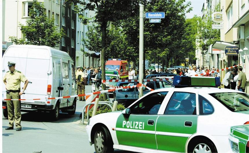 Verurteilter Täter will in die Türkei abgeschoben werden Polizisten am Tatort Nordstraße / Ecke Heroldstraße: Hier fielen die tödlichen Schüsse. Querschläger verletzten Passanten lebensgefährlich mit weit reichenden Folgen.